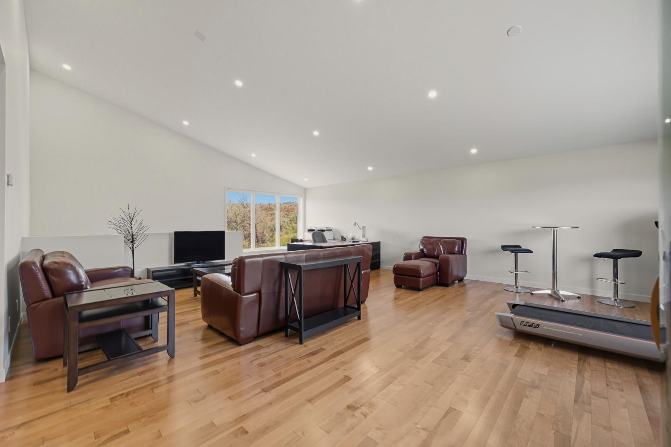 Canton Hatley, Eastern Townships, J0B 2C0, Canada, 4 Bedrooms Bedrooms, ,3 BathroomsBathrooms,Residential,For Sale,1962108