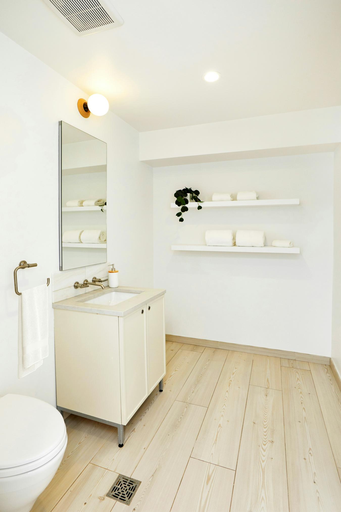 Greenpoint, New York, 11222, United States, 4 Bedrooms Bedrooms, ,3 BathroomsBathrooms,Residential,For Sale,1962087