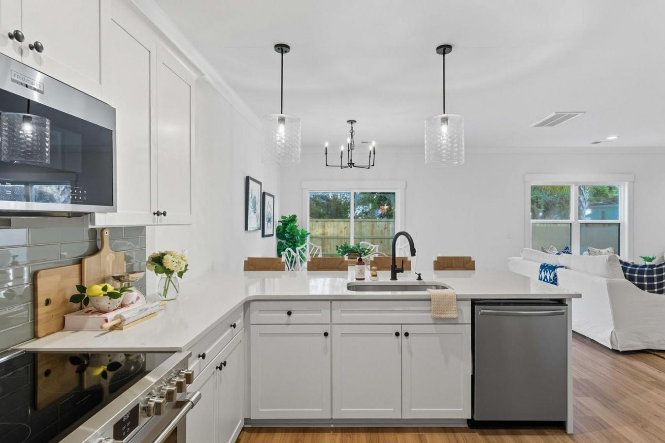 Charleston, Charleston, 29407, United States, 4 Bedrooms Bedrooms, ,2 BathroomsBathrooms,Residential,For Sale,1962053