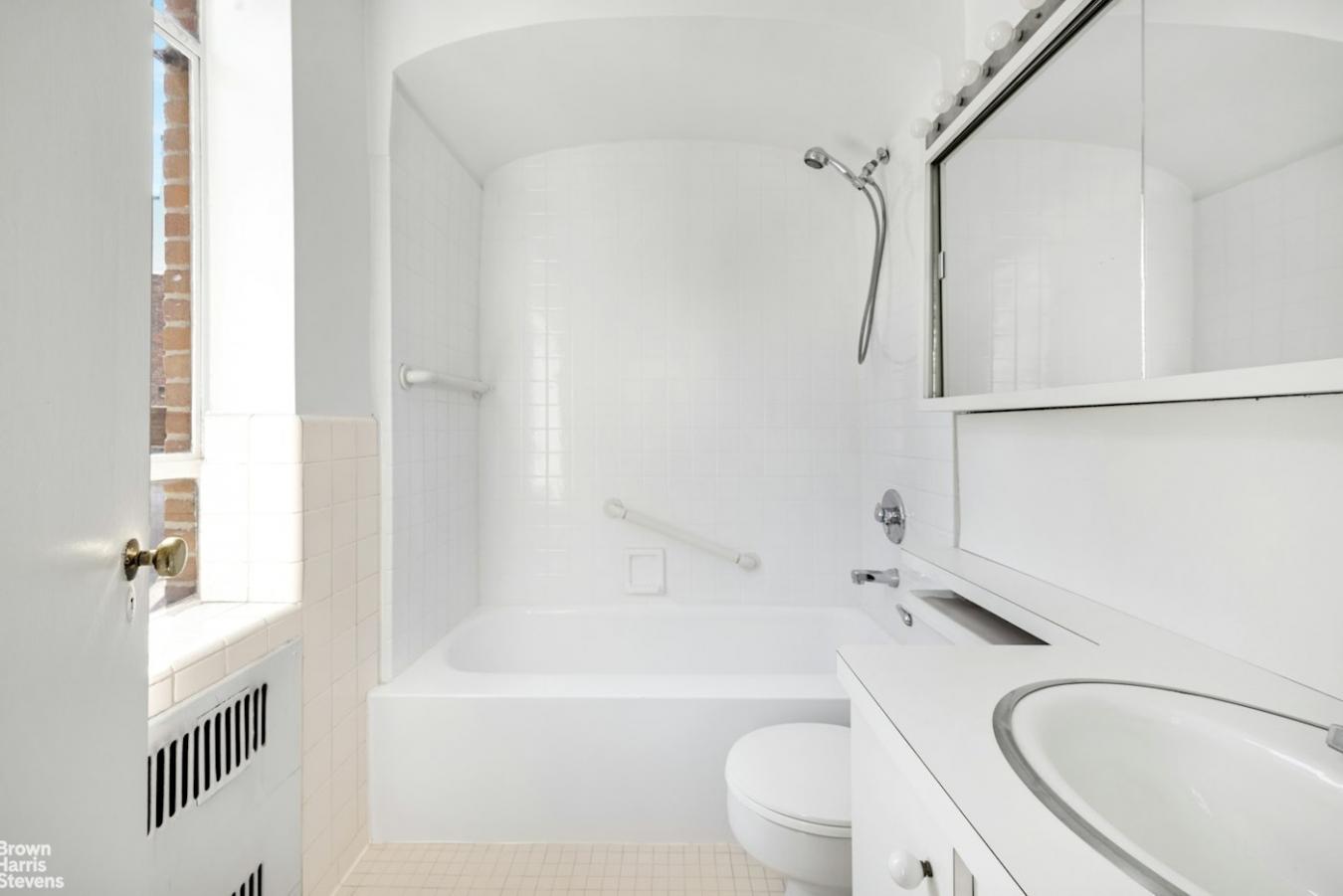 New York, New York, 10021, United States, 2 Bedrooms Bedrooms, ,2 BathroomsBathrooms,Residential,For Sale,1963340