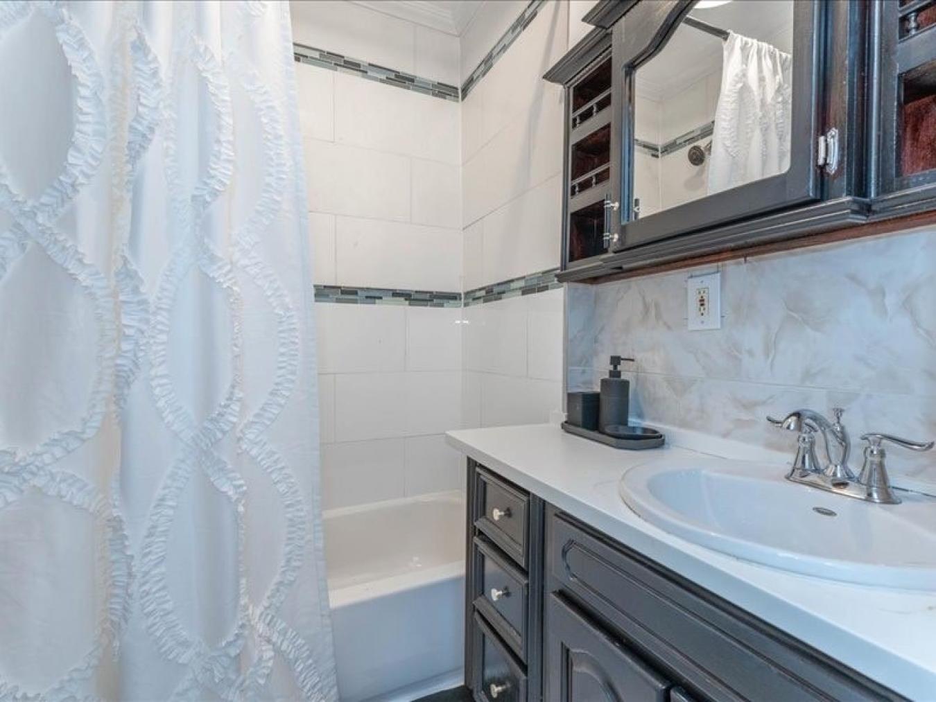 Flatbush, New York, 11226, United States, 9 Bedrooms Bedrooms, ,3 BathroomsBathrooms,Residential,For Sale,1963339