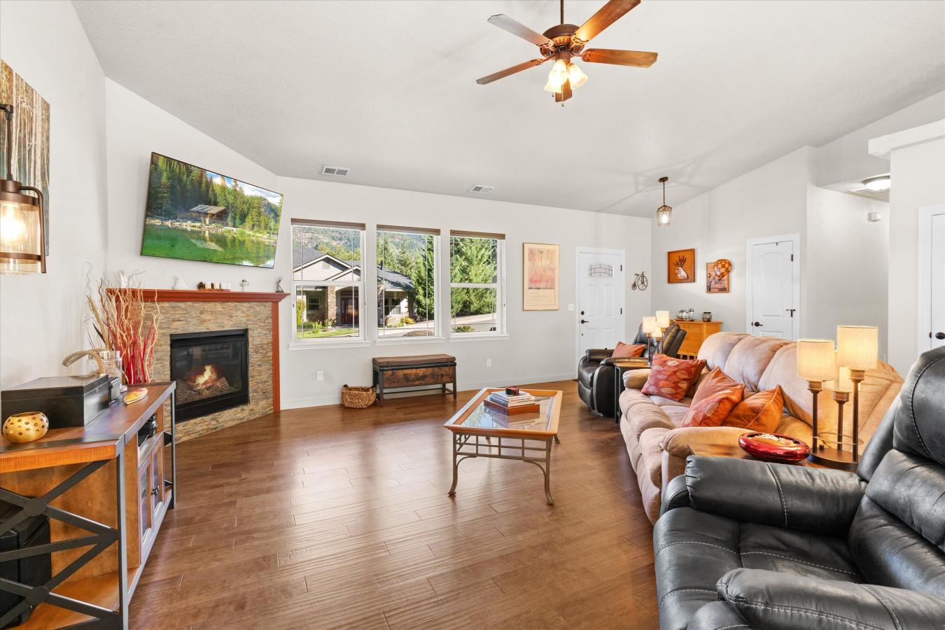 Grants Pass, Josephine, 97527, United States, 3 Bedrooms Bedrooms, ,2 BathroomsBathrooms,Residential,For Sale,1963323