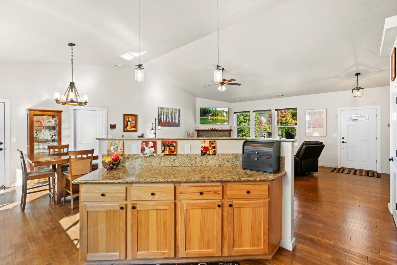 Grants Pass, Josephine, 97527, United States, 3 Bedrooms Bedrooms, ,2 BathroomsBathrooms,Residential,For Sale,1963323