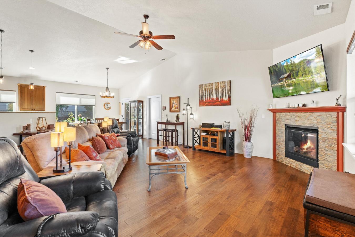 Grants Pass, Josephine, 97527, United States, 3 Bedrooms Bedrooms, ,2 BathroomsBathrooms,Residential,For Sale,1963323