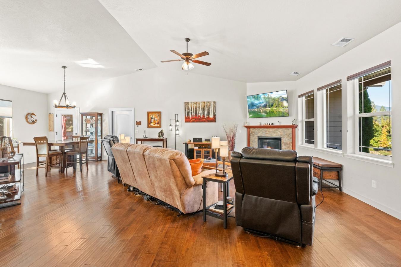 Grants Pass, Josephine, 97527, United States, 3 Bedrooms Bedrooms, ,2 BathroomsBathrooms,Residential,For Sale,1963323