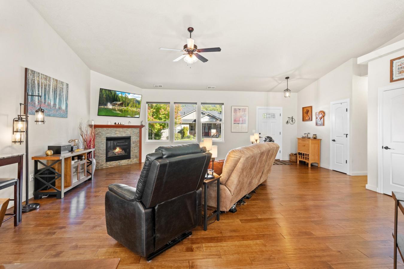 Grants Pass, Josephine, 97527, United States, 3 Bedrooms Bedrooms, ,2 BathroomsBathrooms,Residential,For Sale,1963323