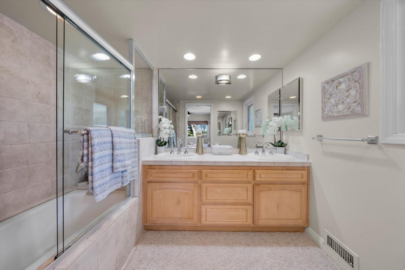 Rolling Hills, California, 90274, United States, 4 Bedrooms Bedrooms, ,3 BathroomsBathrooms,Residential,For Sale,1964658