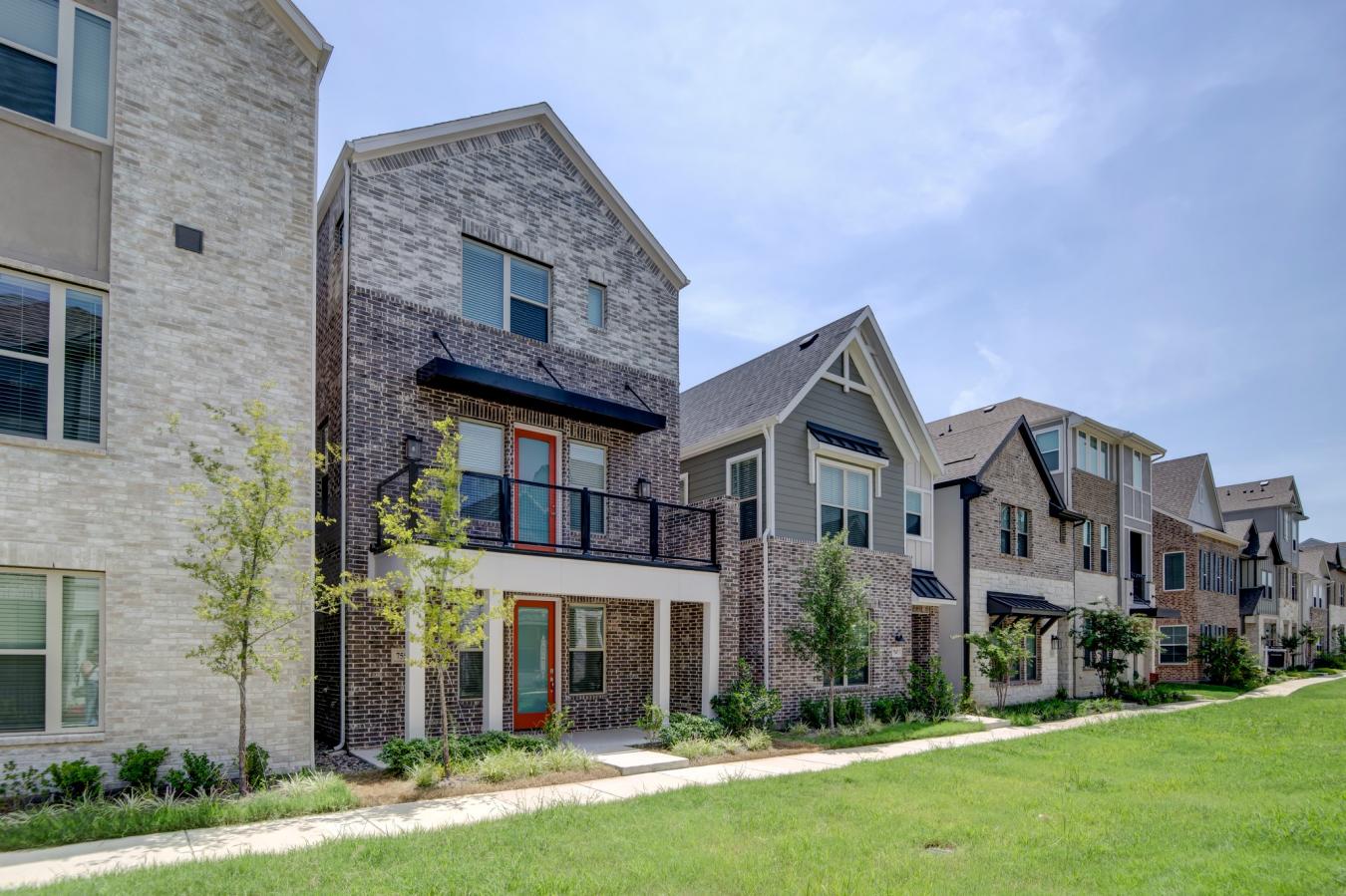 Welcome to this stunning 3-story single-family home located in the hea – image 1