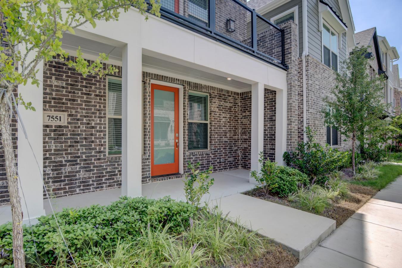 Welcome to this stunning 3-story single-family home located in the hea – image 2