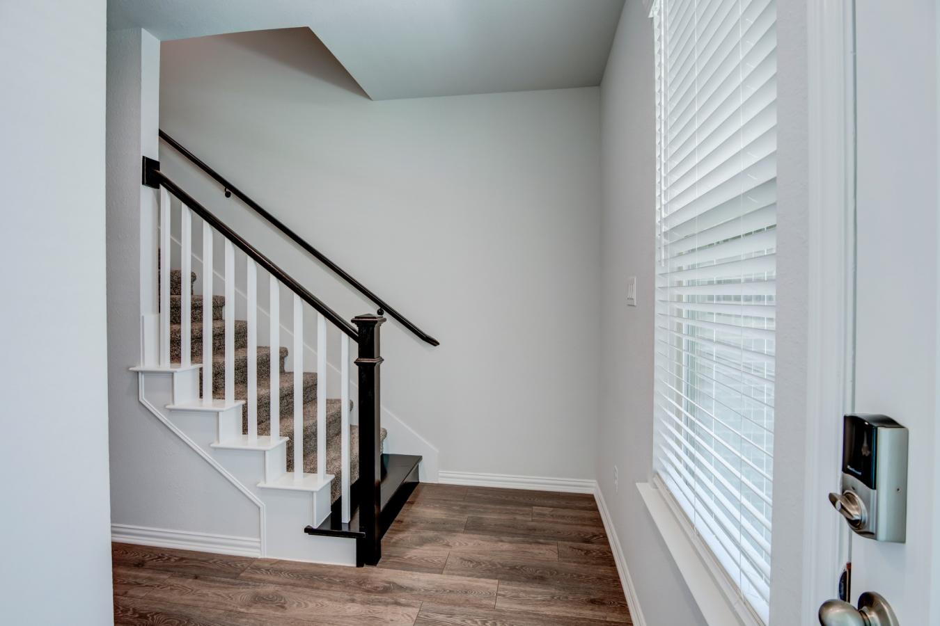 Welcome to this stunning 3-story single-family home located in the hea – image 3