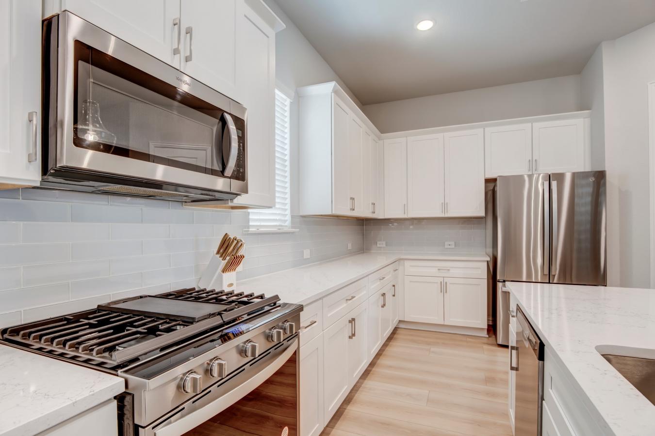 Welcome to this stunning 3-story single-family home located in the hea – image 9