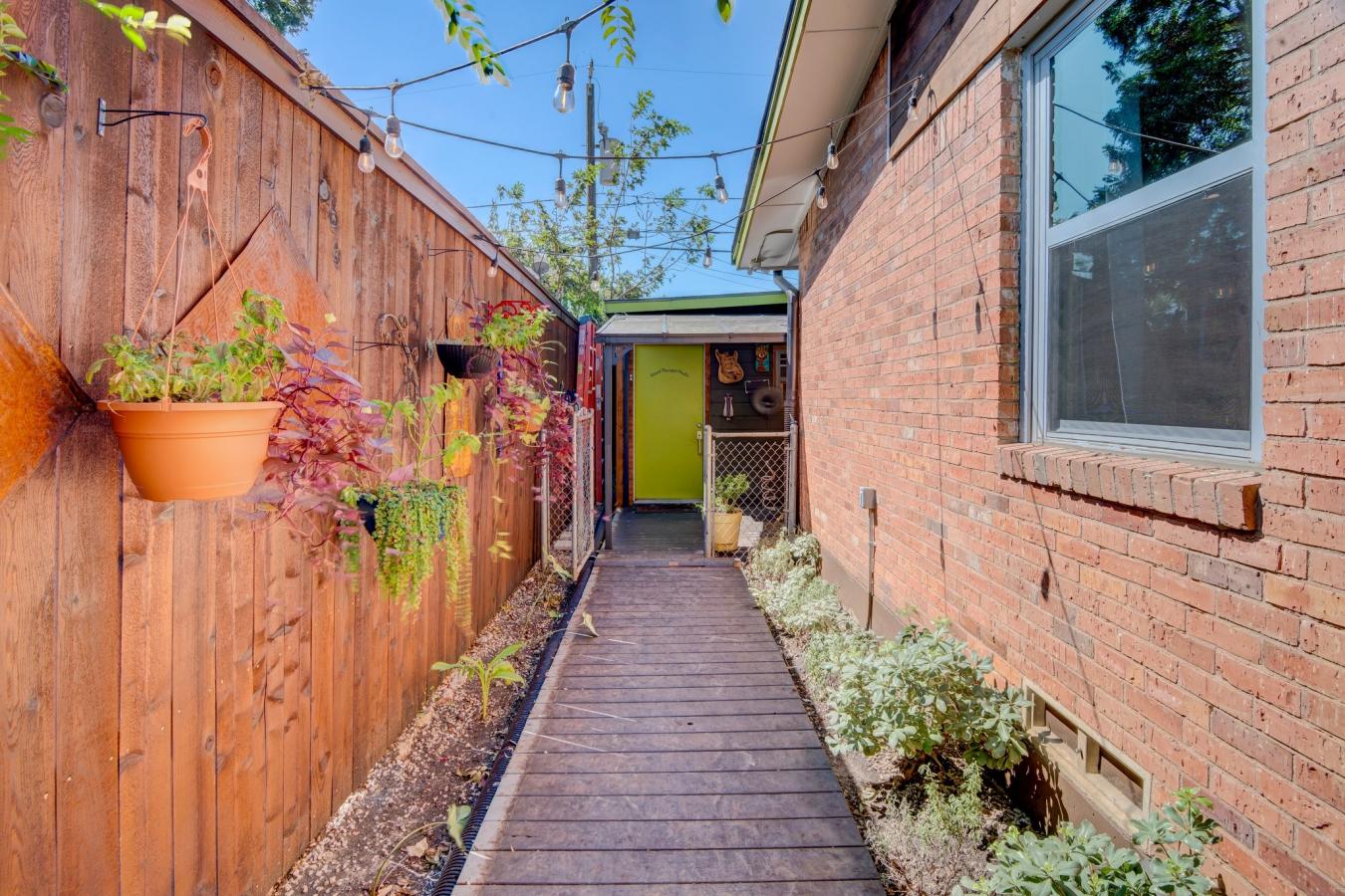 Dallas, Dallas, 75214, United States, 3 Bedrooms Bedrooms, ,2 BathroomsBathrooms,Residential,For Sale,1963314