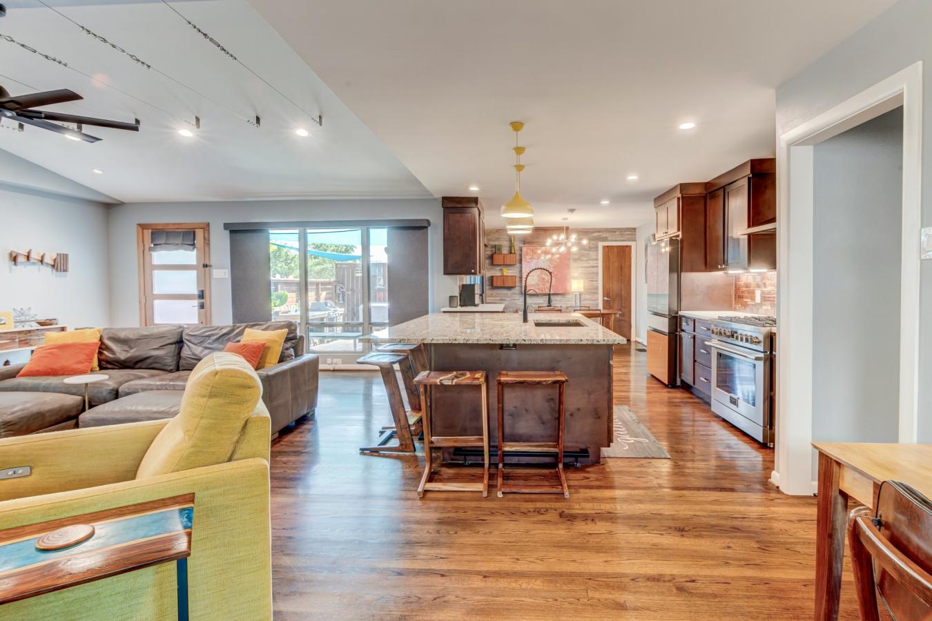 Dallas, Dallas, 75214, United States, 3 Bedrooms Bedrooms, ,2 BathroomsBathrooms,Residential,For Sale,1963314