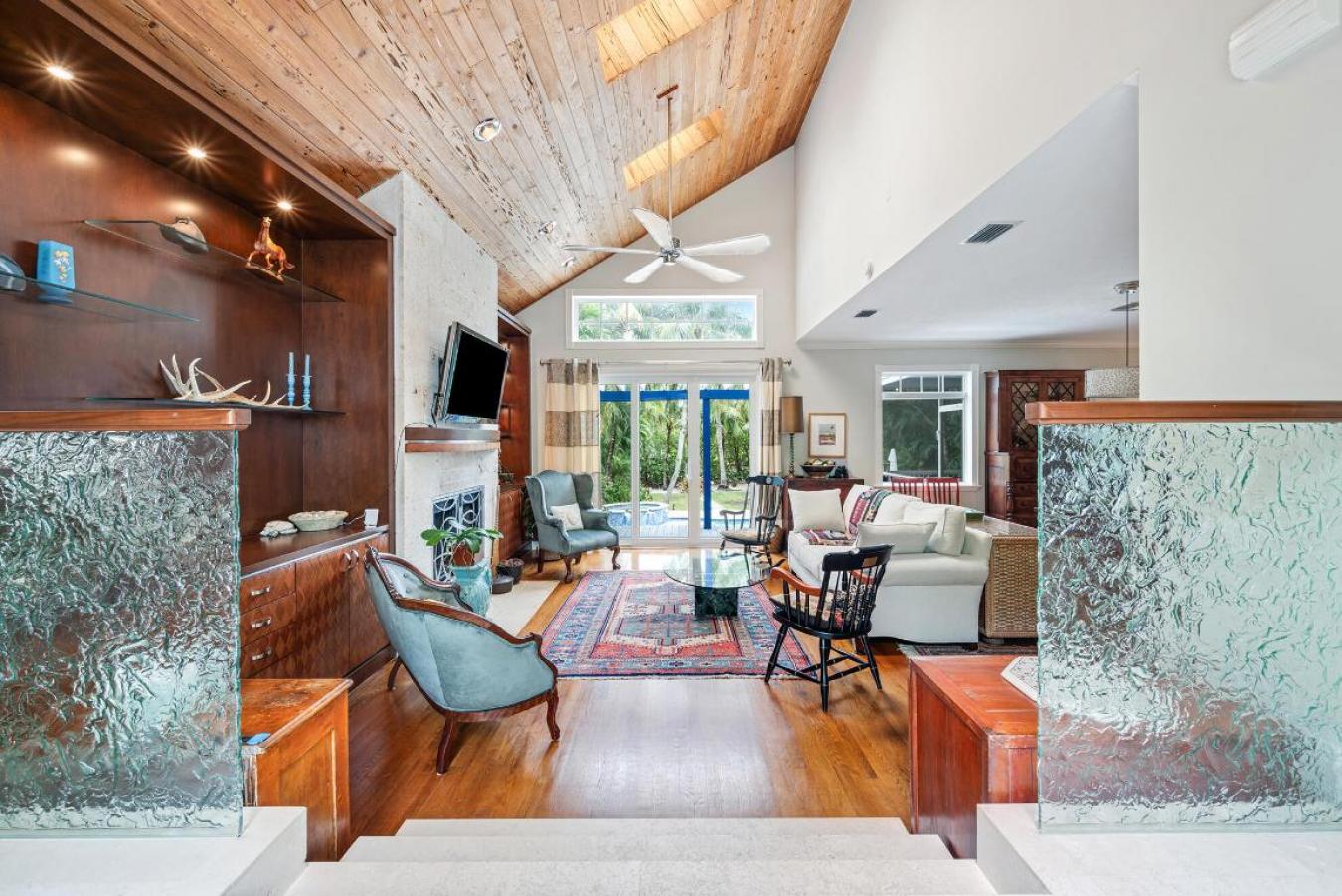 Lantana, Florida, 33462, United States, 5 Bedrooms Bedrooms, ,4 BathroomsBathrooms,Residential,For Sale,1964411