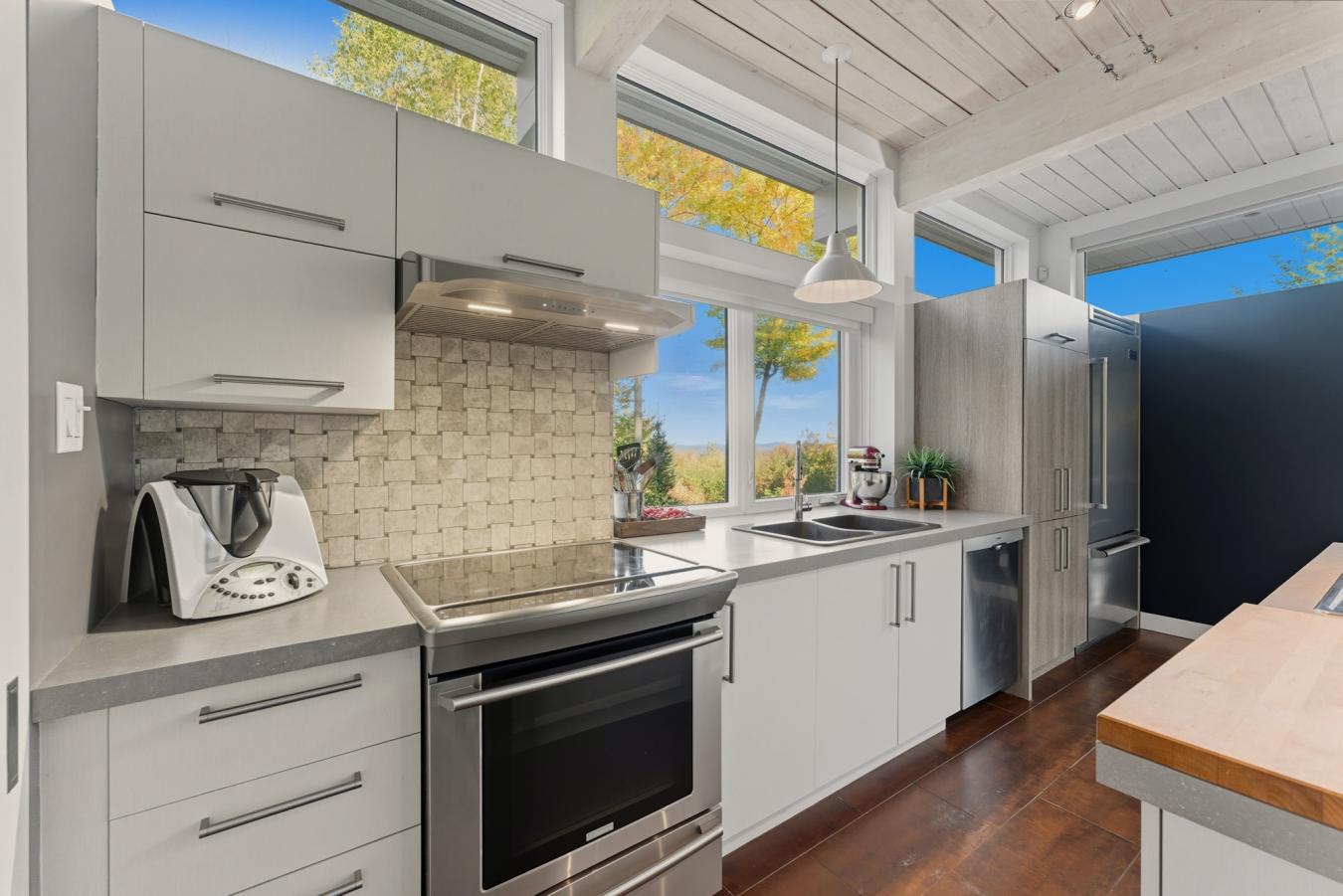 AUSTIN, QC, J0B1B0, Canada, 4 Bedrooms Bedrooms, ,2 BathroomsBathrooms,Residential,For Sale,1964654