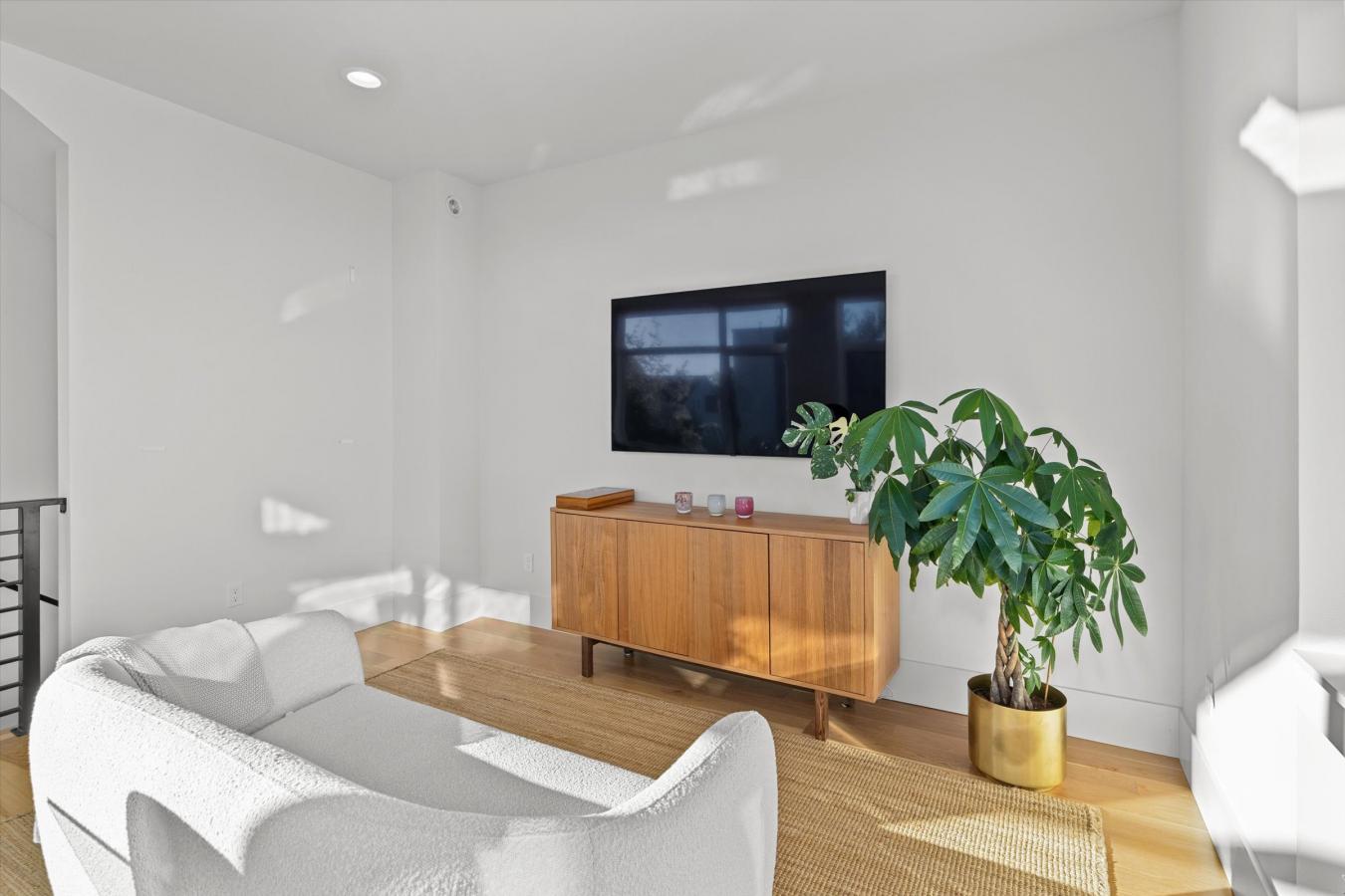 Seattle, King, 98105, United States, 3 Bedrooms Bedrooms, ,2 BathroomsBathrooms,Residential,For Sale,1964638