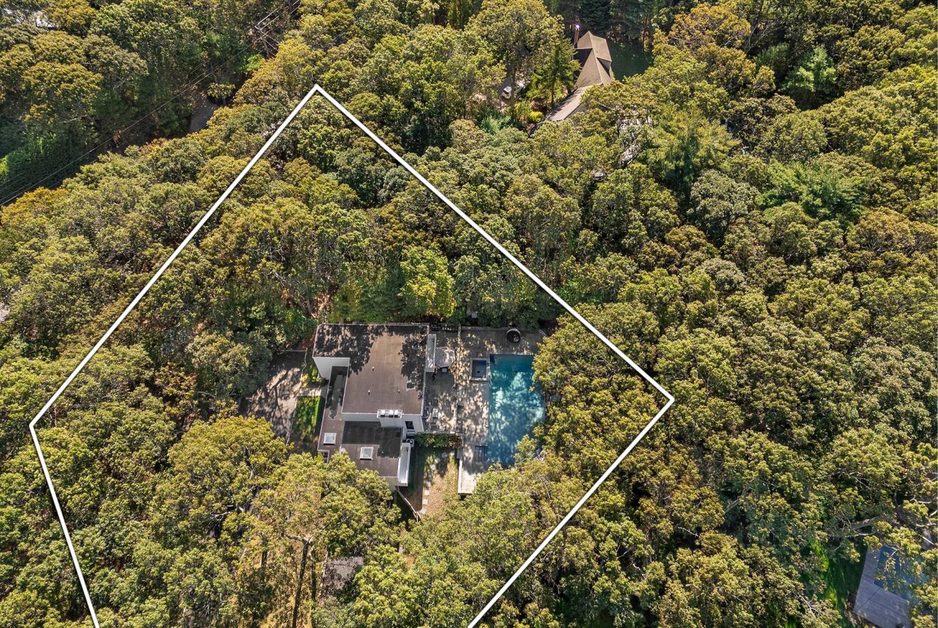 East Hampton, New York, 11937, United States, 4 Bedrooms Bedrooms, ,3 BathroomsBathrooms,Residential,For Sale,2003882