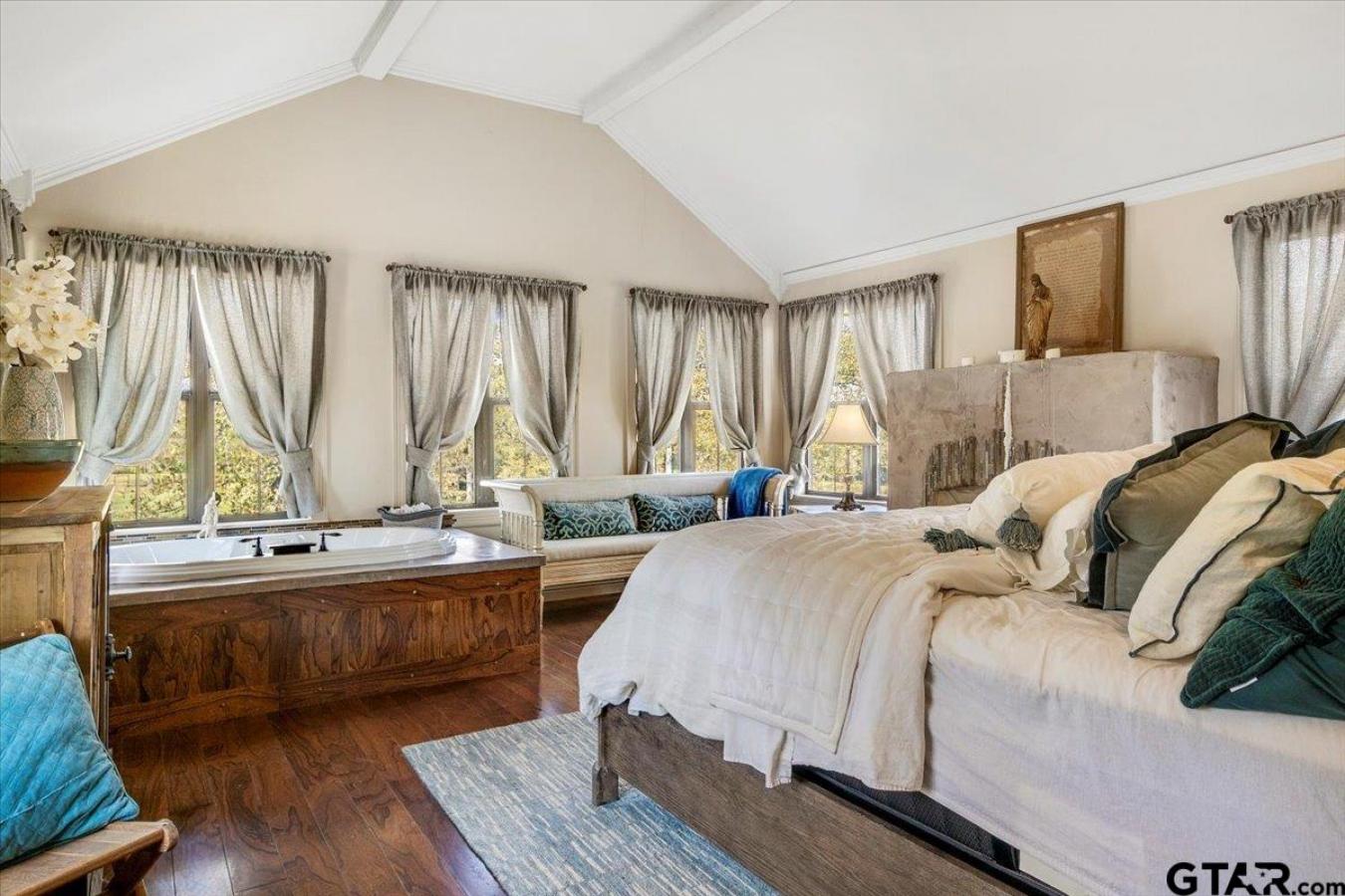 Mineola, Wood, 75773, United States, 4 Bedrooms Bedrooms, ,5 BathroomsBathrooms,Residential,For Sale,1967457