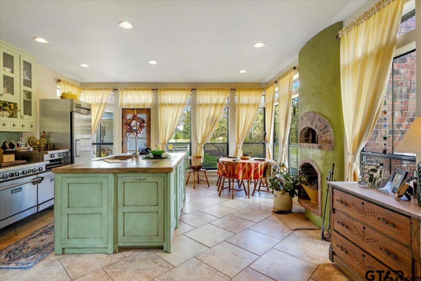 Mineola, Wood, 75773, United States, 4 Bedrooms Bedrooms, ,5 BathroomsBathrooms,Residential,For Sale,1967457