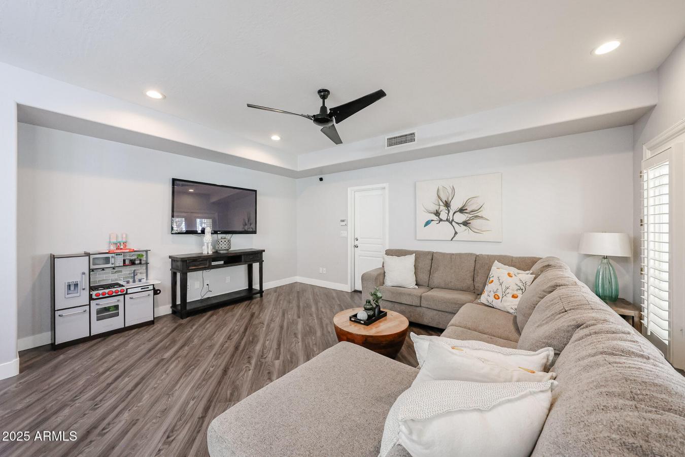 Phoenix, Maricopa, 85020, United States, 3 Bedrooms Bedrooms, ,4 BathroomsBathrooms,Residential,For Sale,1967449