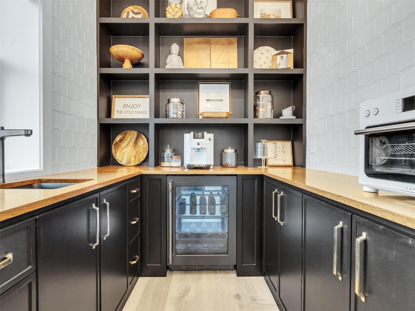 Galveston, Galveston, 77554, United States, 4 Bedrooms Bedrooms, ,3 BathroomsBathrooms,Residential,For Sale,1967442