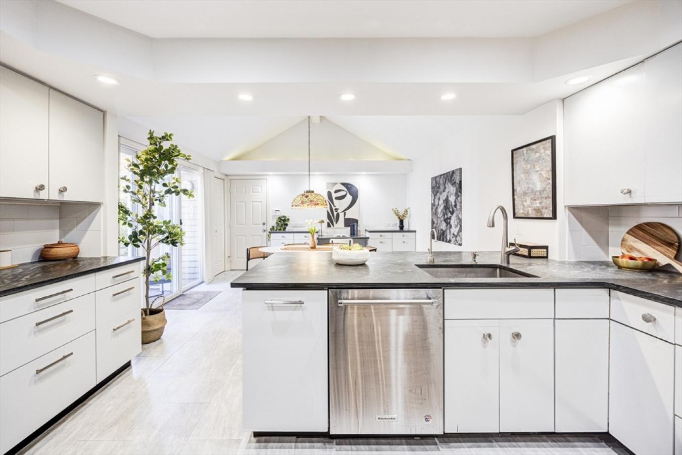 Newton, Middlesex, 02459, United States, 2 Bedrooms Bedrooms, ,3 BathroomsBathrooms,Residential,For Sale,1967440