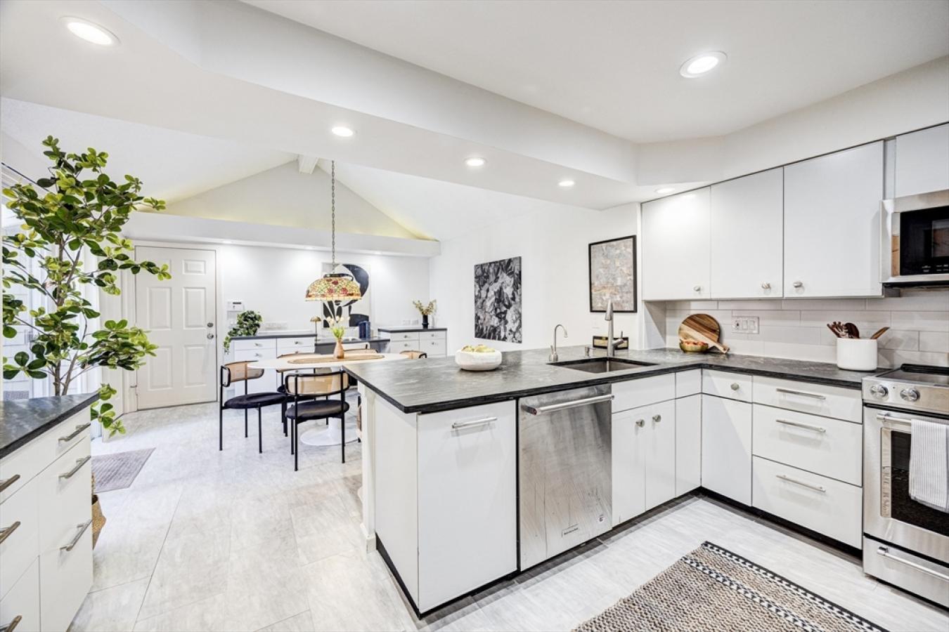 Newton, Middlesex, 02459, United States, 2 Bedrooms Bedrooms, ,3 BathroomsBathrooms,Residential,For Sale,1967440