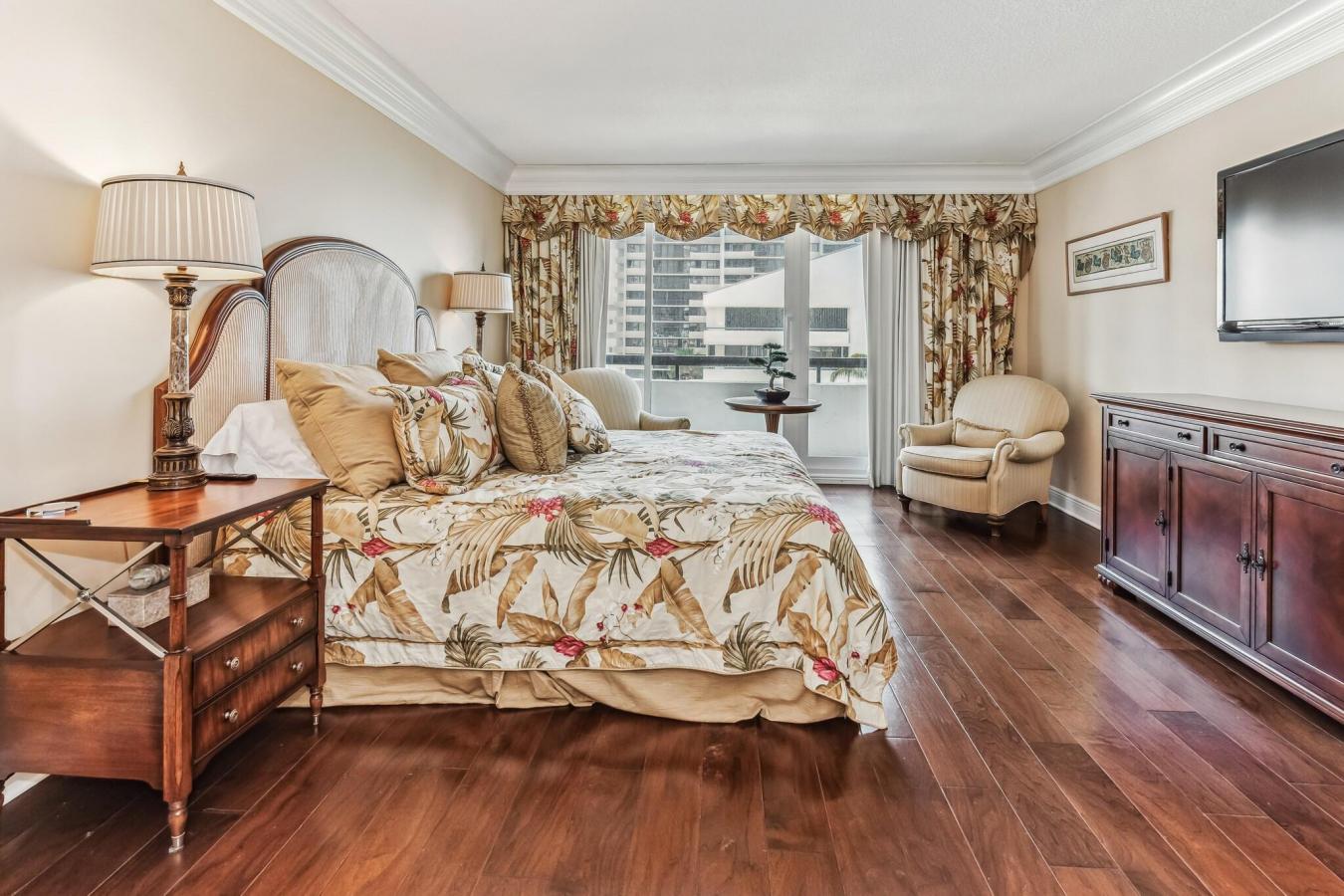 Discover oceanfront luxury while staying in this direct ocean view ren – image 15