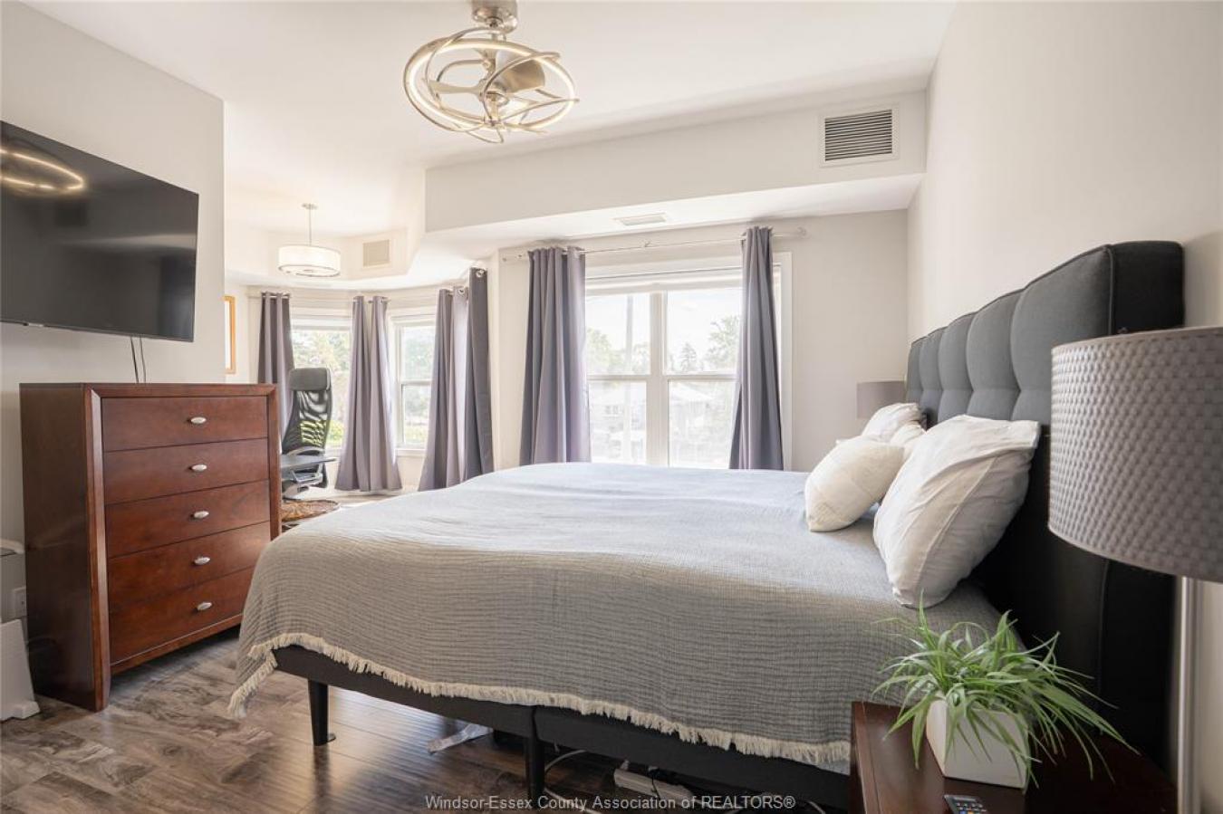 Windsor, ON, N8S 2E2, Canada, 2 Bedrooms Bedrooms, ,2 BathroomsBathrooms,Residential,For Sale,1968585