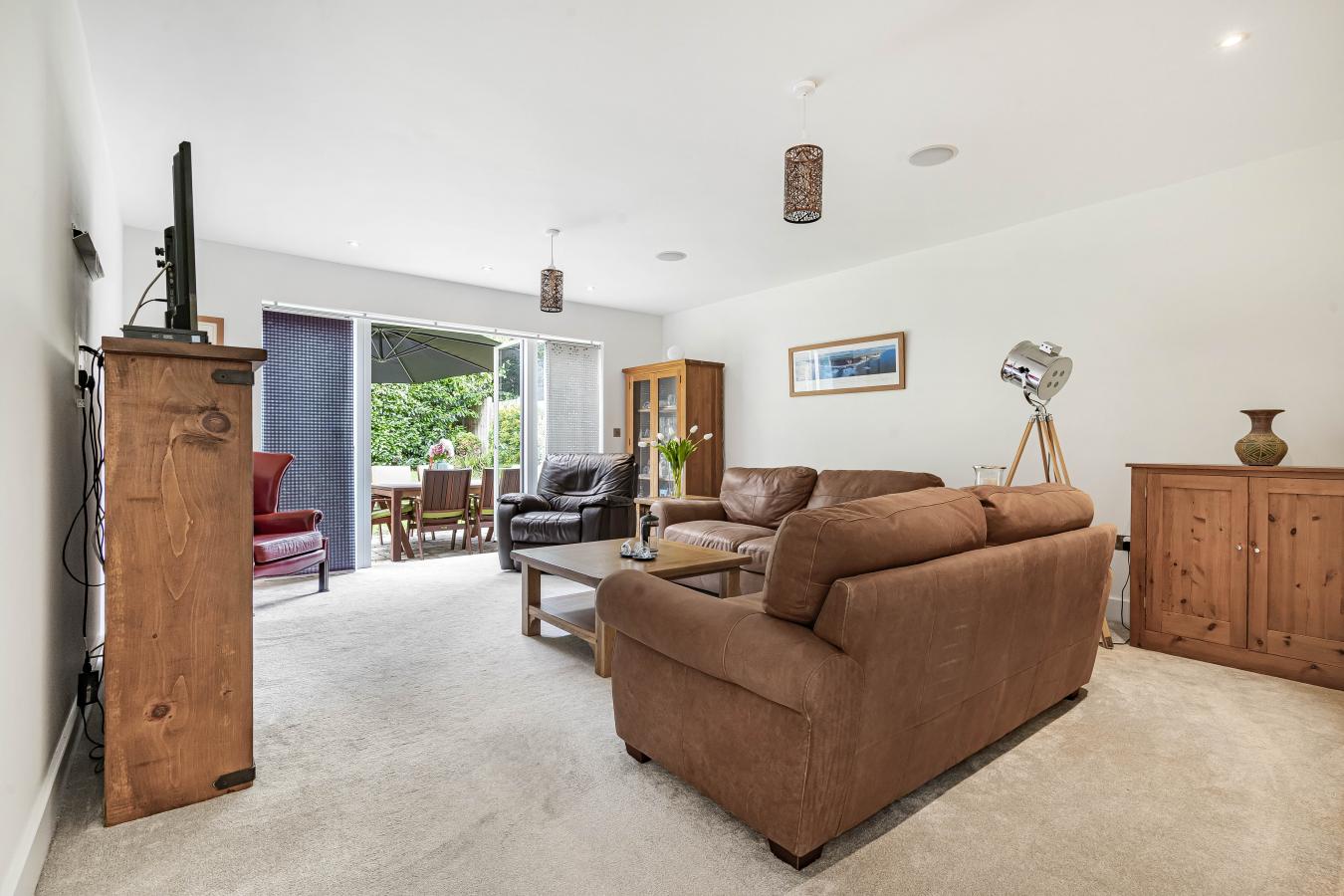 Caterham, Surrey, CR3 6FF, United Kingdom, 5 Bedrooms Bedrooms, ,3 BathroomsBathrooms,Residential,For Sale,1968563