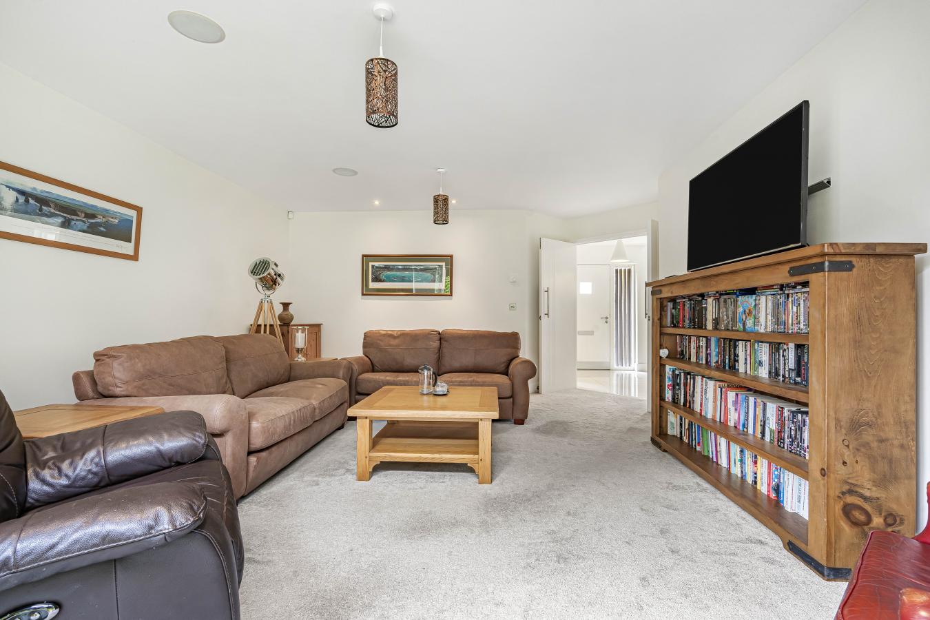 Caterham, Surrey, CR3 6FF, United Kingdom, 5 Bedrooms Bedrooms, ,3 BathroomsBathrooms,Residential,For Sale,1968563