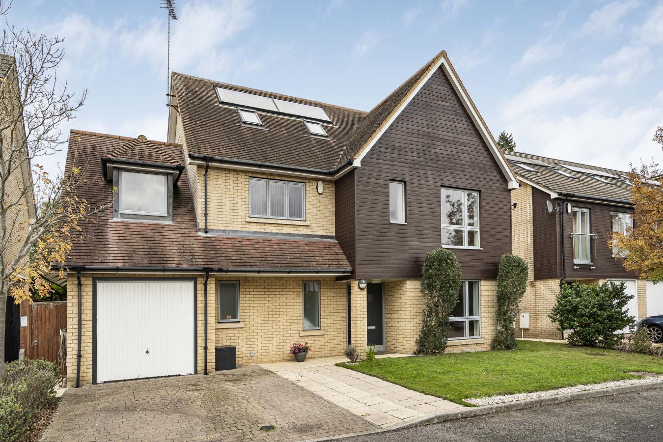 Caterham, Surrey, CR3 6FF, United Kingdom, 5 Bedrooms Bedrooms, ,3 BathroomsBathrooms,Residential,For Sale,1968563