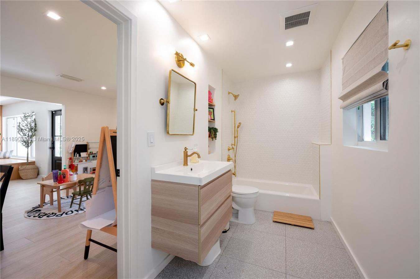 South Miami, Miami-Dade County, 33155, United States, 4 Bedrooms Bedrooms, ,3 BathroomsBathrooms,Residential,For Sale,1968558