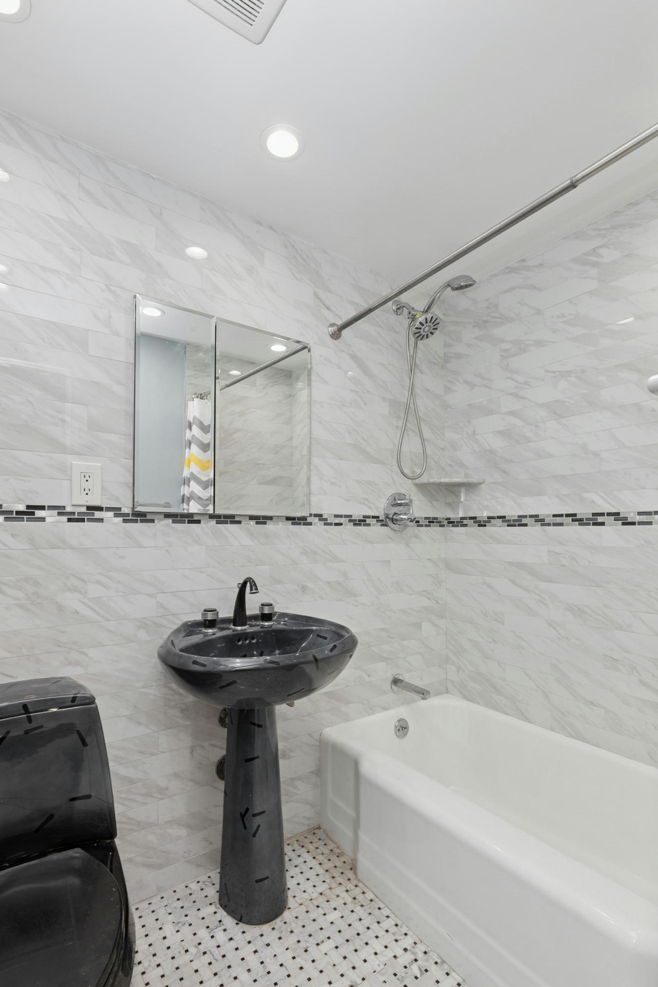 New York, New York, 10017, United States, 2 Bedrooms Bedrooms, ,1 BathroomBathrooms,Residential,For Sale,1968542