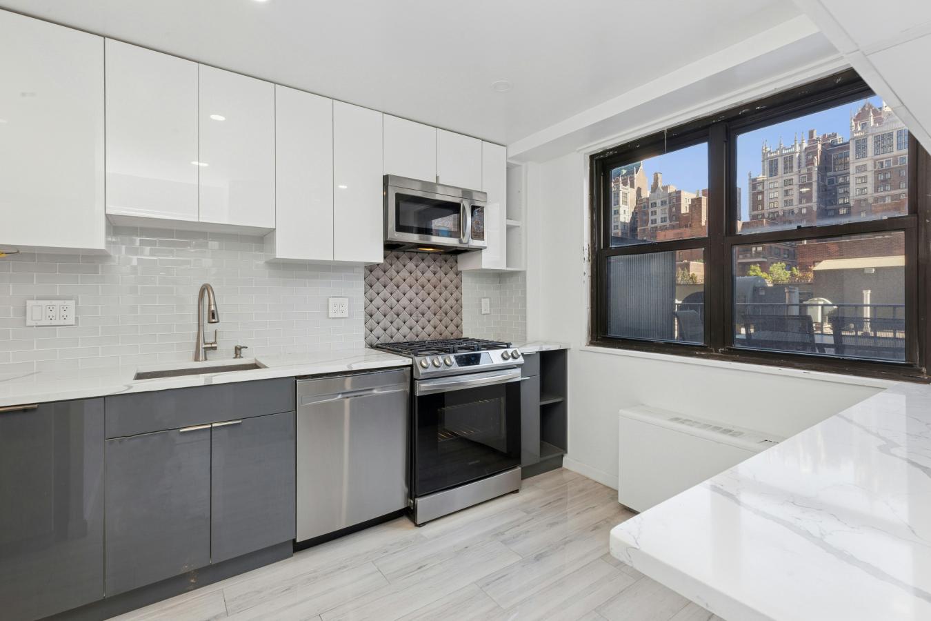 New York, New York, 10017, United States, 2 Bedrooms Bedrooms, ,1 BathroomBathrooms,Residential,For Sale,1968542