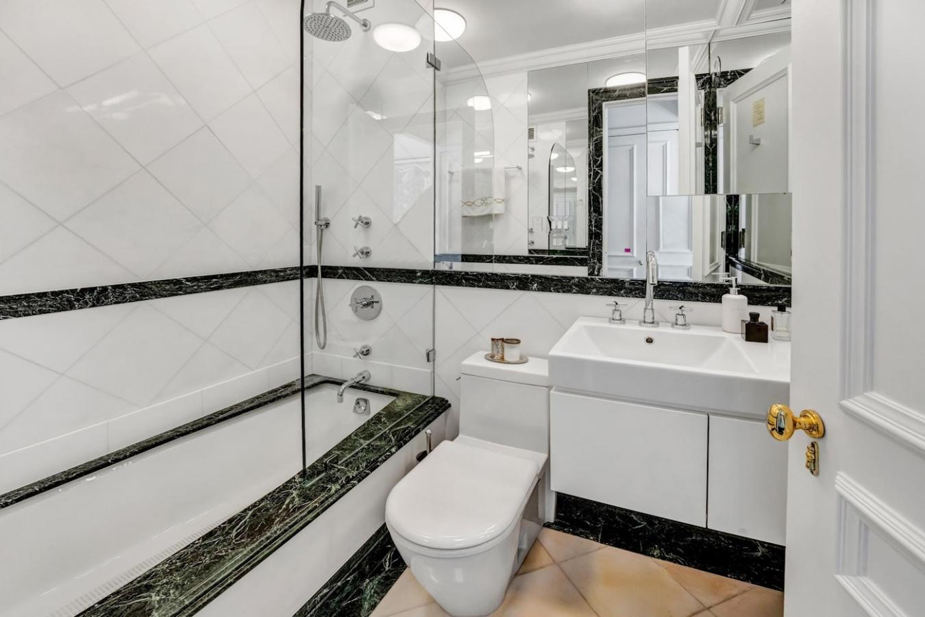 New York, New York, 10021, United States, 3 Bedrooms Bedrooms, ,3 BathroomsBathrooms,Residential,For Sale,1969817