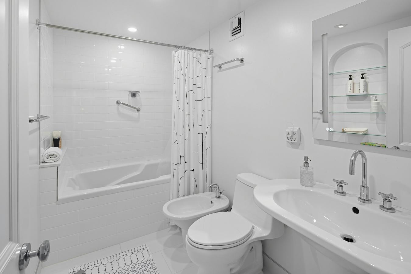 New York, New York, 10028, United States, 2 Bedrooms Bedrooms, ,2 BathroomsBathrooms,Residential,For Sale,1969815