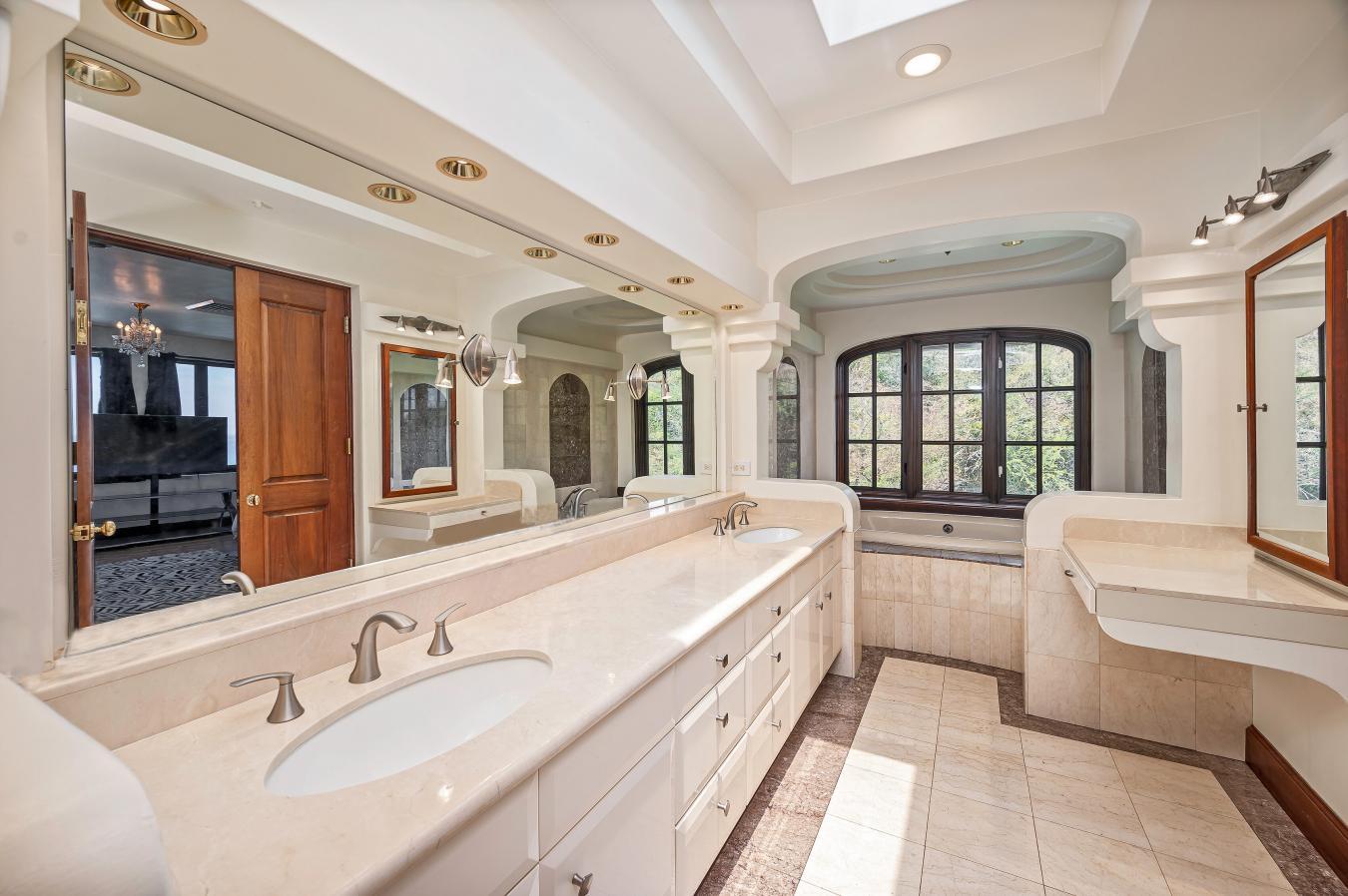 Honolulu, Hawaii, 96815, United States, 4 Bedrooms Bedrooms, ,4 BathroomsBathrooms,Residential,For Sale,1969808