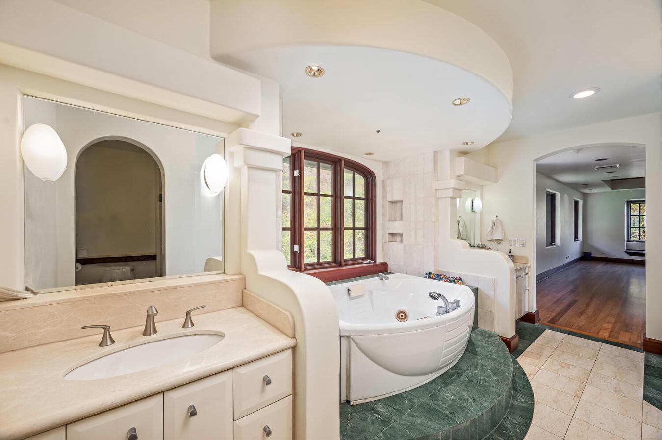 Honolulu, Hawaii, 96815, United States, 4 Bedrooms Bedrooms, ,4 BathroomsBathrooms,Residential,For Sale,1969808