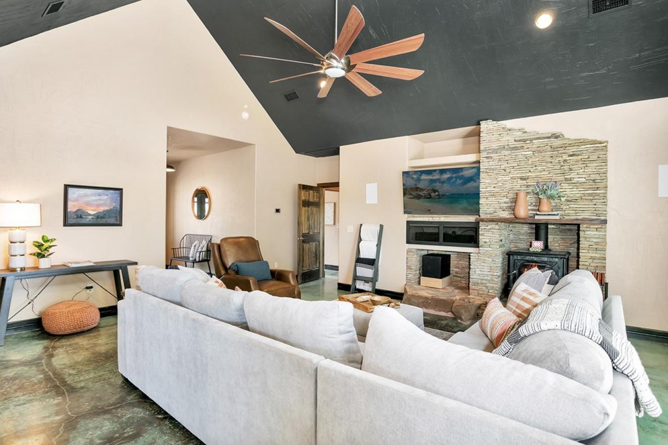 Fredericksburg, Gillespie, 78624, United States, 2 Bedrooms Bedrooms, ,2 BathroomsBathrooms,Residential,For Sale,1971130