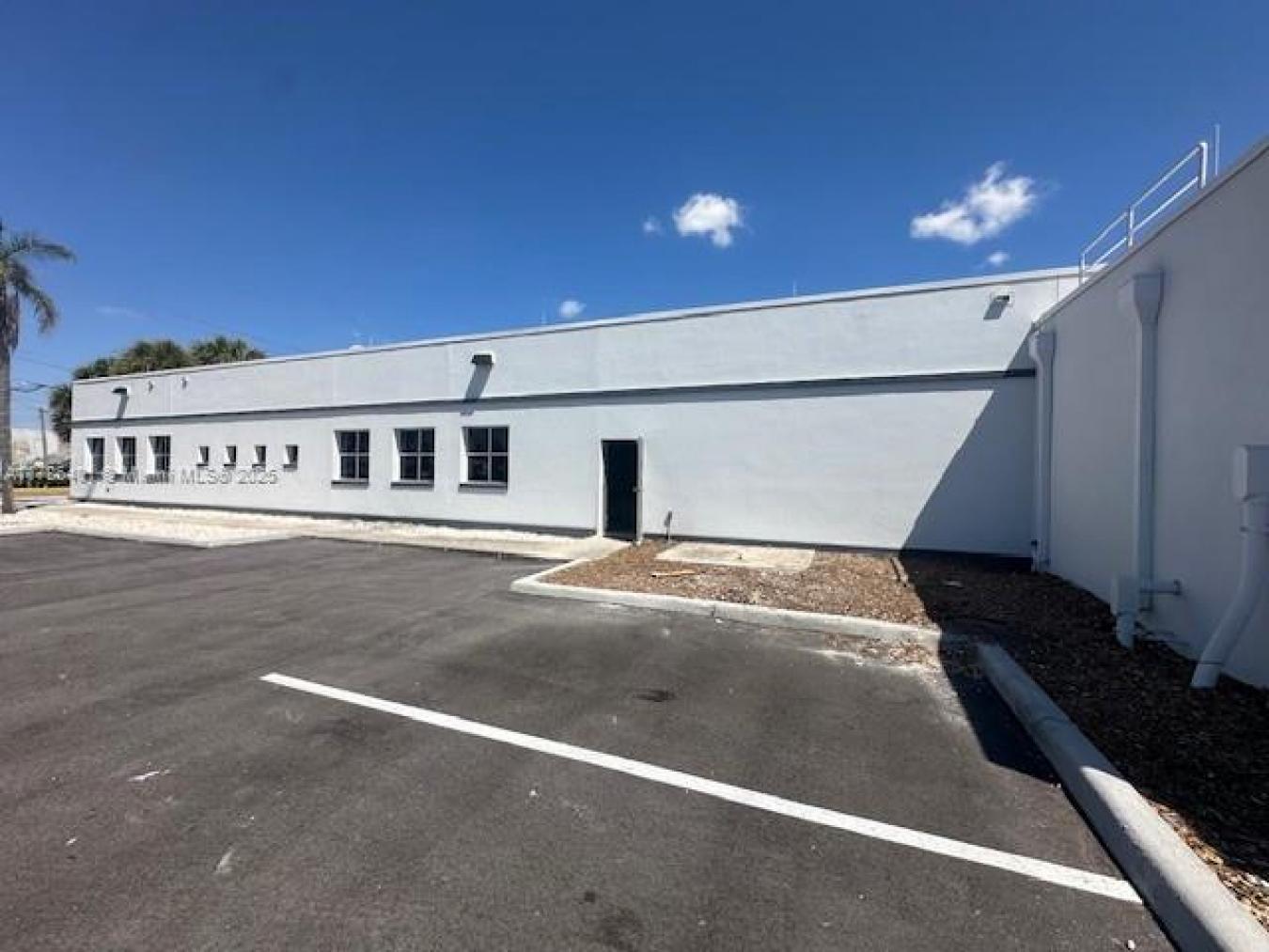 3110 sq ft of available space at Blue Cloud Surgery Centers newest Flo – image 4