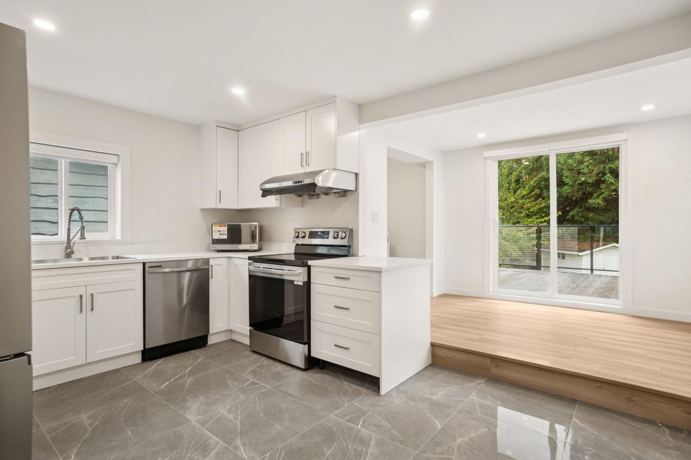 White Rock / South Surrey, Surreu, V4B 3G8, Canada, 4 Bedrooms Bedrooms, ,4 BathroomsBathrooms,Residential,For Sale,1971113