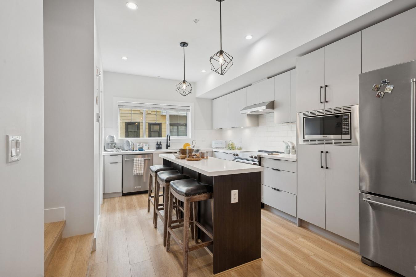 Port Moody, Vancouver, V3H 0M6, Canada, 2 Bedrooms Bedrooms, ,2 BathroomsBathrooms,Residential,For Sale,1971115