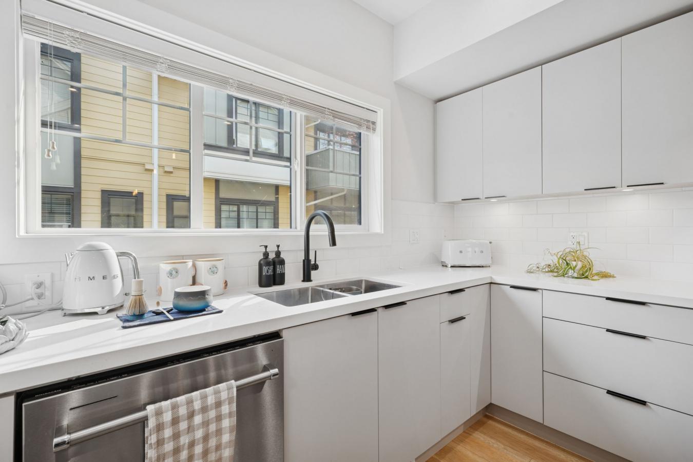 Port Moody, Vancouver, V3H 0M6, Canada, 2 Bedrooms Bedrooms, ,2 BathroomsBathrooms,Residential,For Sale,1971115