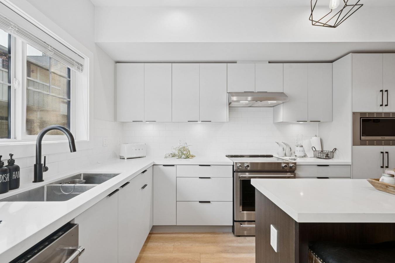 Port Moody, Vancouver, V3H 0M6, Canada, 2 Bedrooms Bedrooms, ,2 BathroomsBathrooms,Residential,For Sale,1971115