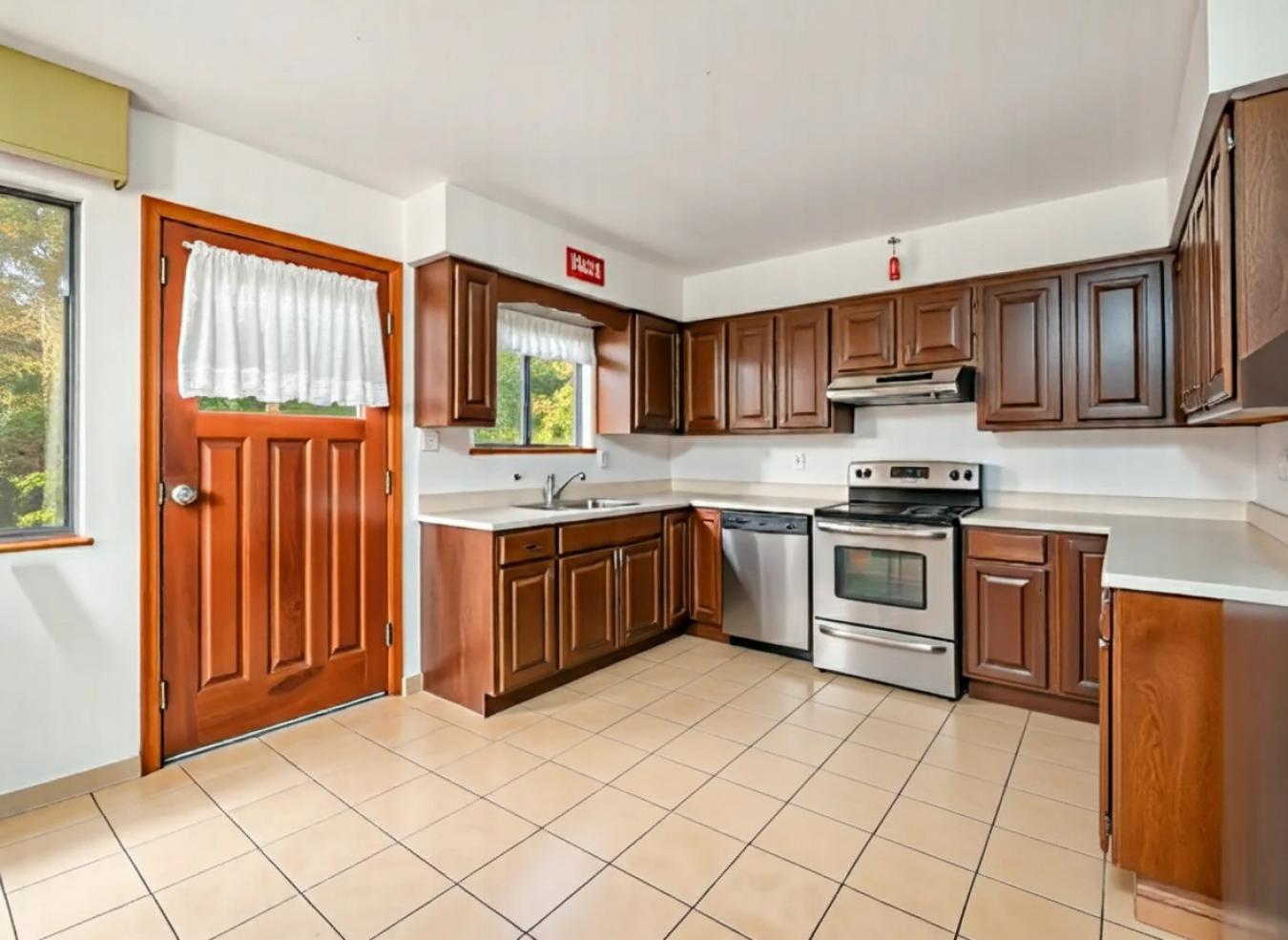 Mosquito Creek, North Vancouver, V7M 3C2, Canada, 6 Bedrooms Bedrooms, ,4 BathroomsBathrooms,Residential,For Sale,1971094