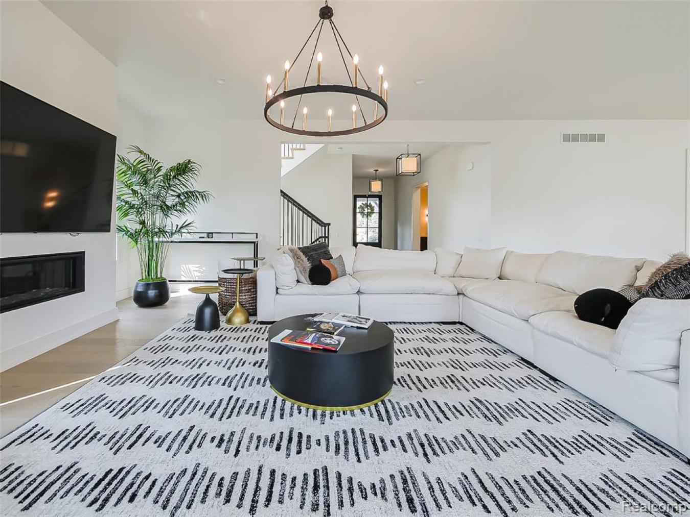 Bloomfield Hills, Oakland, 48301, United States, 4 Bedrooms Bedrooms, ,5 BathroomsBathrooms,Residential,For Sale,1989999