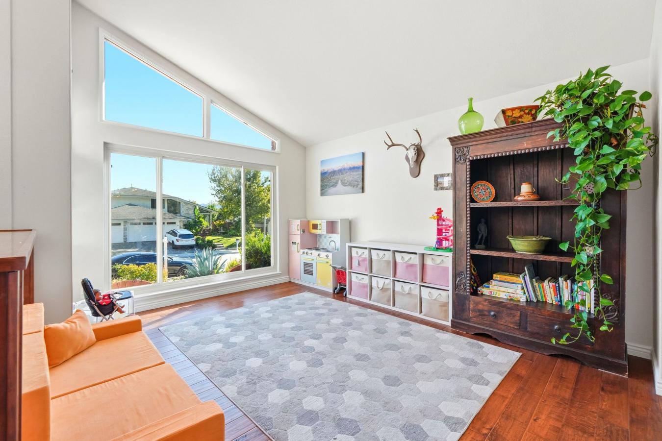 Thousand Oaks, Ventura, 91360, United States, 4 Bedrooms Bedrooms, ,3 BathroomsBathrooms,Residential,For Sale,1972034