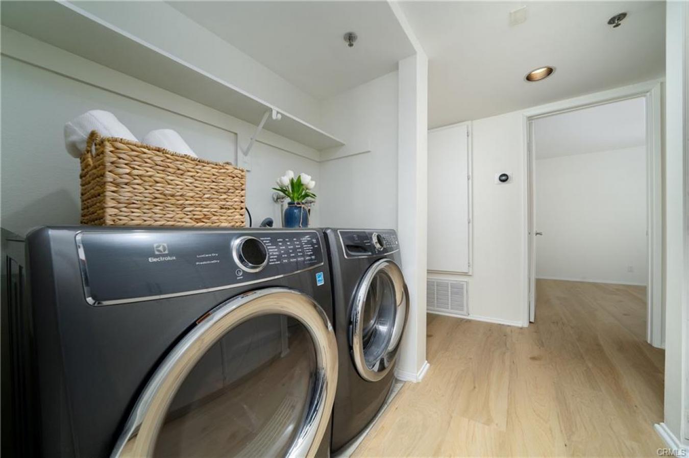 Pasadena, Los Angeles, 91101, United States, 2 Bedrooms Bedrooms, ,2 BathroomsBathrooms,Residential,For Sale,1973480