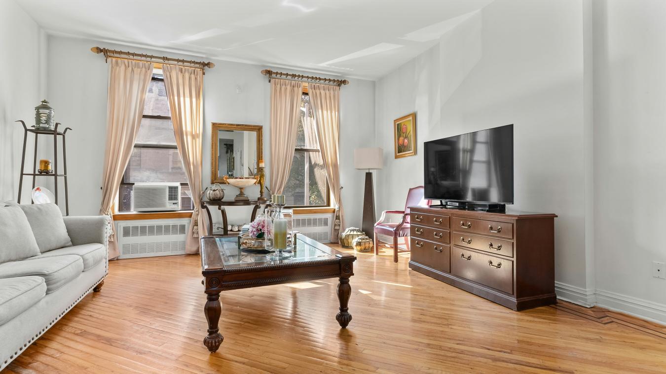 Washington Heights, New York, 10032, United States, 6 Bedrooms Bedrooms, ,5 BathroomsBathrooms,Residential,For Sale,1973469